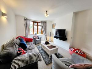 Family-Friendly Spacious 3BR, Near Uni & Town