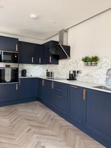 Modern 1-bed flat in town centre