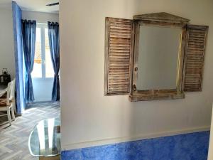 Appartements Renovated and air-conditioned 2-bedroom apartment with terrace : photos des chambres