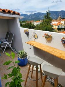 Renovated and air-conditioned 2-bedroom apartment with terrace