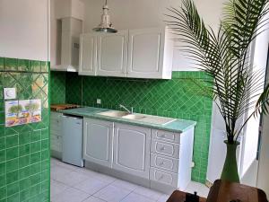 Renovated and air-conditioned 2-bedroom apartment with terrace