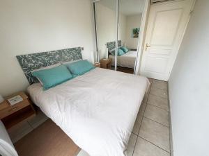 T3 vue mer, 2 chambres, piscine, terrasse, parking public gratuit à 150m