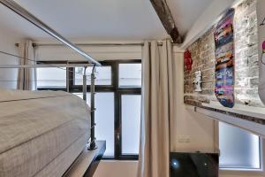 Studio walking distance from Marais with mobile AC