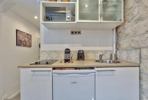 Studio walking distance from Marais with mobile AC