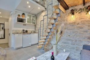 Studio walking distance from Marais with mobile AC