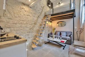 Studio walking distance from Marais with mobile AC