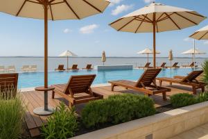 Sunny Resort Apartment with Seaview 1163