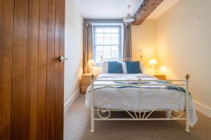 Picture Perfect Location Stunning 2 Bedroom Apartment with parking