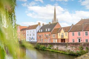 Picture Perfect Location Stunning 2 Bedroom Apartment with parking