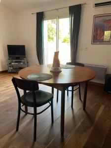 Maisons de vacances T2 dans villa avec piscine : photos des chambres