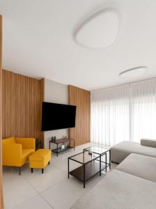 The spectacular tallest penthouse in the city 4-BR