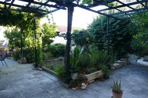 Ivos garden studio apartment, near the old town