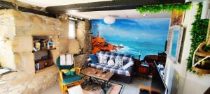 Coeur de granit rose, meublé alliant le charme de lauthentique breton et du confort, classé 3 étoiles, à 5mn de 13 plages de la réputée cote de granit rose