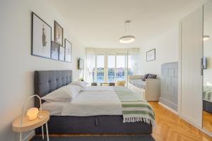 Harbor lights apartment