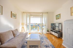 Harbor lights apartment