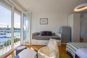 Harbor lights apartment