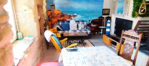 Coeur de granit rose, meublé alliant le charme de lauthentique breton et du confort, classé 3 étoiles, à 5mn de 13 plages de la réputée cote de granit rose