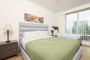 Snug 3BR HighRise with Pool, Spa & Rooftop Views