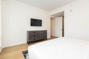 Snug 3BR HighRise with Pool, Spa & Rooftop Views