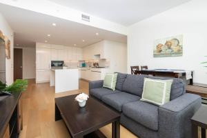 Snug 3BR HighRise with Pool, Spa & Rooftop Views