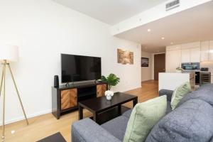 Snug 3BR HighRise with Pool, Spa & Rooftop Views