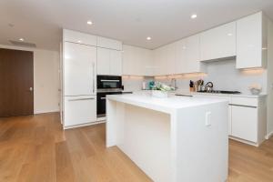 Snug 3BR HighRise with Pool, Spa & Rooftop Views