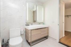 Snug 3BR HighRise with Pool, Spa & Rooftop Views