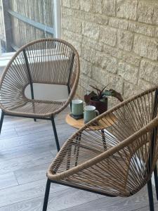 Redwing Retreat Bicester Village - Stylish Retreat Steps from the Shops - 2 Bed House with Garden and Parking