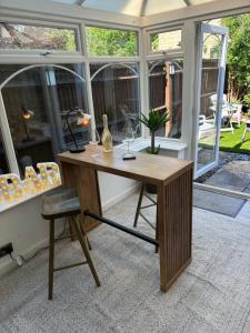 Redwing Retreat Bicester Village - Stylish Retreat Steps from the Shops - 2 Bed House with Garden and Parking