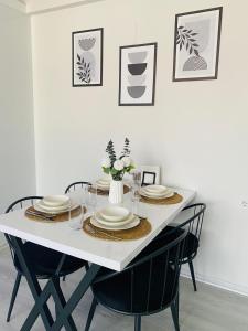 Comfortable, stylish, centrally located apartment