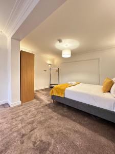 Modern 7 Bedroom 7 Bed Home