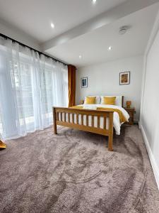Modern 7 Bed room Home Corporate-Group Parking