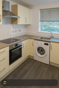 Stylish 4 bedroom home with WIFI, Free Parking and close to Old Trafford
