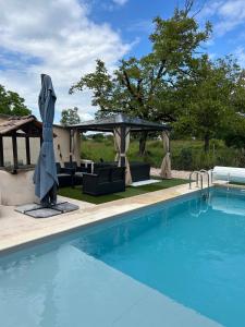 Villas Jolie Villa independante climatisee 3 chambres tout confort 6 couchages, piscine chauffee 4 X 8 disponible selon meteo de Mai a fin Septembre, Jacuzzi 4 places, boulodrome eclaire, ping-pong, wifi, proche commerces Animaux domestiques sur demande : photos des chambres