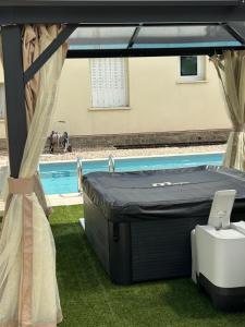 Villas Jolie Villa independante climatisee 3 chambres tout confort 6 couchages, piscine chauffee 4 X 8 disponible selon meteo de Mai a fin Septembre, Jacuzzi 4 places, boulodrome eclaire, ping-pong, wifi, proche commerces Animaux domestiques sur demande : photos des chambres