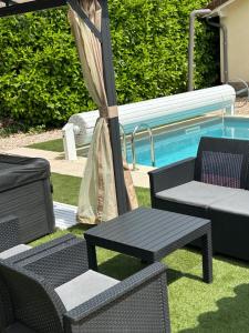 Villas Jolie Villa independante climatisee 3 chambres tout confort 6 couchages, piscine chauffee 4 X 8 disponible selon meteo de Mai a fin Septembre, Jacuzzi 4 places, boulodrome eclaire, ping-pong, wifi, proche commerces Animaux domestiques sur demande : photos des chambres