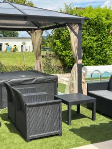 Villas Jolie Villa independante climatisee 3 chambres tout confort 6 couchages, piscine chauffee 4 X 8 disponible selon meteo de Mai a fin Septembre, Jacuzzi 4 places, boulodrome eclaire, ping-pong, wifi, proche commerces Animaux domestiques sur demande : photos des chambres
