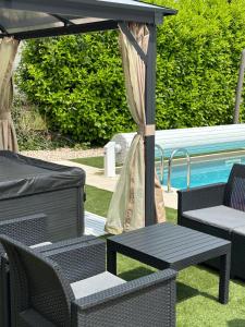 Villas Jolie Villa independante climatisee 3 chambres tout confort 6 couchages, piscine chauffee 4 X 8 disponible selon meteo de Mai a fin Septembre, Jacuzzi 4 places, boulodrome eclaire, ping-pong, wifi, proche commerces Animaux domestiques sur demande : photos des chambres