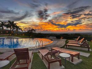 CR MARIPOSA RENTALS Mountain view near pool