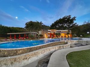 CR MARIPOSA RENTALS Cozy Retreat with Pool,Tennis,Gym,Free WiFi