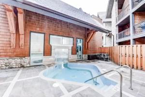 Chic Rockies Getaway - Pool & Hot Tub - King Bed - BBQ!