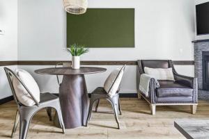 Chic Rockies Getaway - Pool & Hot Tub - King Bed - BBQ!