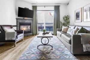 Chic Rockies Getaway - Pool & Hot Tub - King Bed - BBQ!