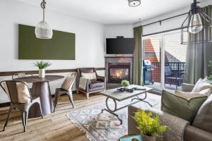 Chic Rockies Getaway - Pool & Hot Tub - King Bed - BBQ!