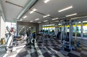 Stunning 3BR High-rise with Pool, Spa & Rooftop Views