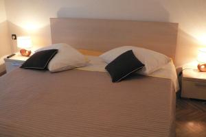 Apartments with parking space Pula - 23335