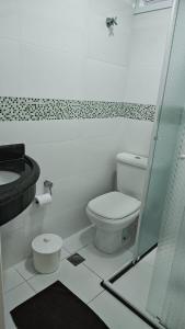 Apto com 1 suíte a 30 mts da Praia do Tombo Guarujá