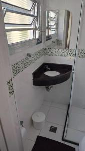 Apto com 1 suíte a 30 mts da Praia do Tombo Guarujá