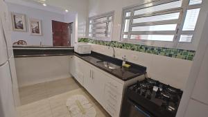 Apto com 1 suíte a 30 mts da Praia do Tombo Guarujá