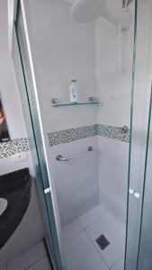 Apto com 1 suíte a 30 mts da Praia do Tombo Guarujá